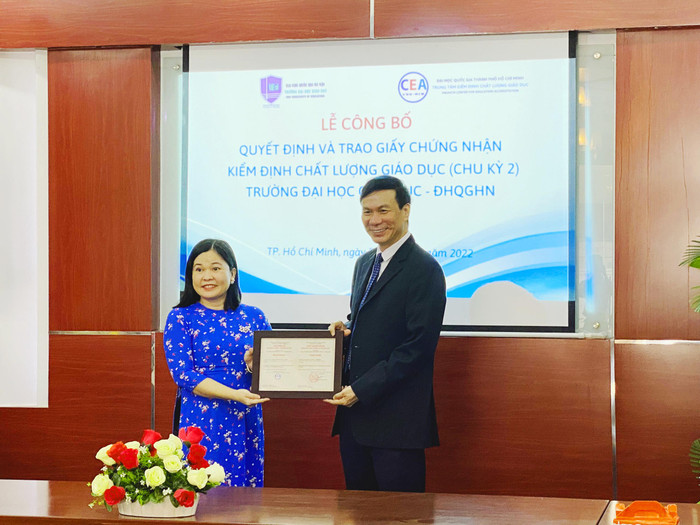 Phó Giáo sư, Tiến sĩ Lê Ngọc Quỳnh Lam (bên trái ảnh), Giám đốc thay mặt Trung tâm Kiểm định chất lượng giáo dục (Đại học Quốc gia Thành phố Hồ Chí Minh) đã trao Giấy chứng nhận Kiểm định chất lượng giáo dục cấp cơ sở giáo dục cho Trường Đại học Giáo dục. Phó Giáo sư, Tiến sĩ Lê Ngọc Quỳnh Lam (bên trái ảnh), Giám đốc thay mặt Trung tâm Kiểm định chất lượng giáo dục (Đại học Quốc gia Thành phố Hồ Chí Minh) đã trao Giấy chứng nhận Kiểm định chất lượng giáo dục cấp cơ sở giáo dục cho Trường Đại học Giáo dục.