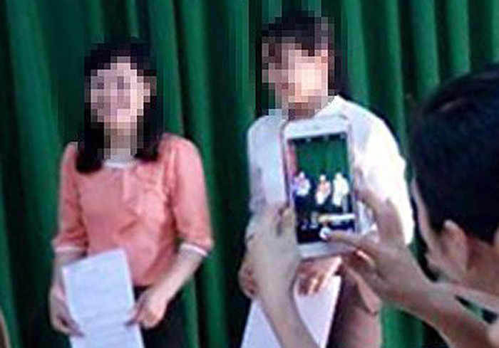 Cô Xoa (áo trắng) nhận quyết định bổ nhiệm thần tốc. (Ảnh: H.L) Cô Xoa (áo trắng) nhận quyết định bổ nhiệm thần tốc. (Ảnh: H.L)