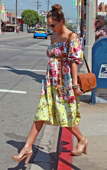 Jessica Alba khiến mọi người phải trầm trồ với lựa chọn mix đồ hoàn hảo của cô khi đi dạo phố dù đang mang bầu khá lớn. Jessica Alba khiến mọi người phải trầm trồ với lựa chọn mix đồ hoàn hảo của cô khi đi dạo phố dù đang mang bầu khá lớn.