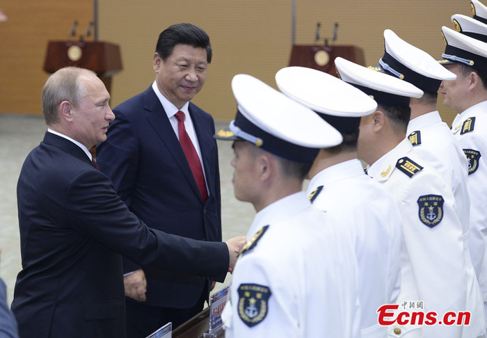 Tổng thống Nga Putin và Chủ tịch Trung Quốc Tập Cận Bình gặp gỡ các chỉ huy hải quân hai nước trước một cuộc tập trận chung, ảnh: China News. Tổng thống Nga Putin và Chủ tịch Trung Quốc Tập Cận Bình gặp gỡ các chỉ huy hải quân hai nước trước một cuộc tập trận chung, ảnh: China News.