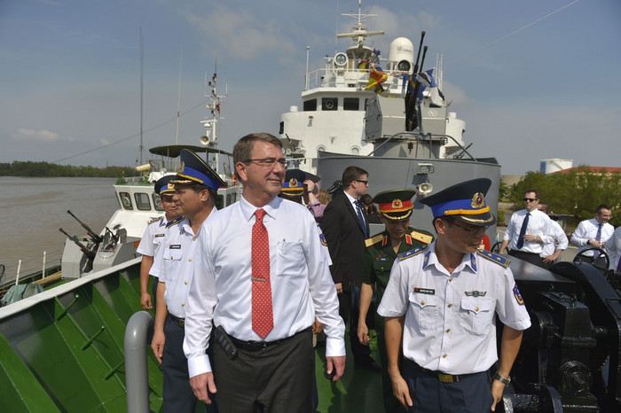 Bộ trưởng Quốc phòng Mỹ Ash Carter thăm một tàu Cảnh sát biển Việt Nam bị tàu Trung Quốc liều lĩnh đâm hỏng trong khủng hoảng giàn khoan 981. Bộ trưởng Quốc phòng Mỹ Ash Carter thăm một tàu Cảnh sát biển Việt Nam bị tàu Trung Quốc liều lĩnh đâm hỏng trong khủng hoảng giàn khoan 981.