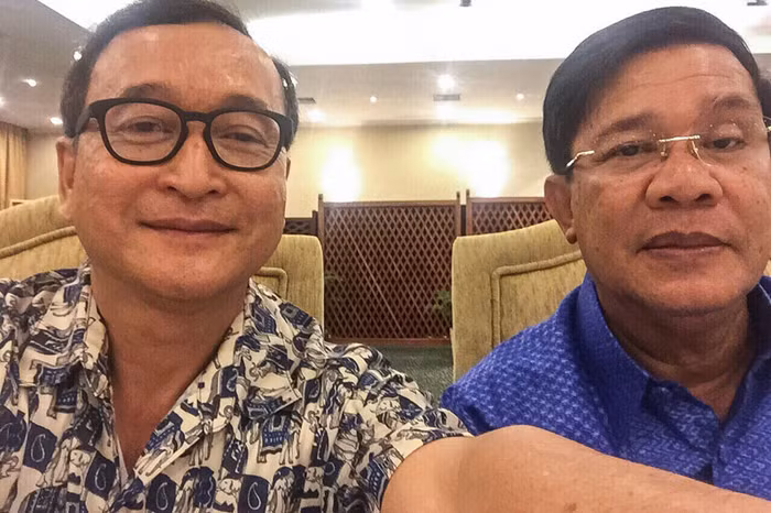 Cả hai ông Hun Sen và Sam Rainsy đều đang cố chứng minh rằng, đất nước Campuchia không có nạn phân biệt chủng tộc. Vậy xin hai ngài hãy chứng minh bằng hành động. Ảnh: The Cambodia Daily. Cả hai ông Hun Sen và Sam Rainsy đều đang cố chứng minh rằng, đất nước Campuchia không có nạn phân biệt chủng tộc. Vậy xin hai ngài hãy chứng minh bằng hành động. Ảnh: The Cambodia Daily.