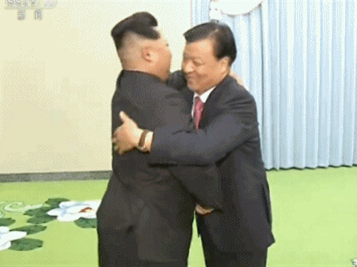 Truyền hình nhà nước Trung Quốc tường thuật cảnh ông Kim Jong-un đón tiếp ông Lưu Vân Sơn. Truyền hình nhà nước Trung Quốc tường thuật cảnh ông Kim Jong-un đón tiếp ông Lưu Vân Sơn.