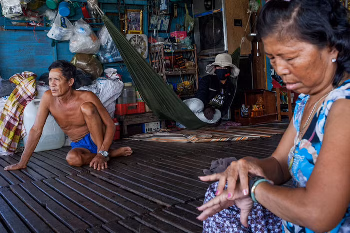 Gia đình ông Veang Yang Tourng người Campuchia gốc Việt vừa phải di dời nhà nổi tuần trước đang lo lắng về tương lai. Ảnh: The Cambodia Daily. Gia đình ông Veang Yang Tourng người Campuchia gốc Việt vừa phải di dời nhà nổi tuần trước đang lo lắng về tương lai. Ảnh: The Cambodia Daily.