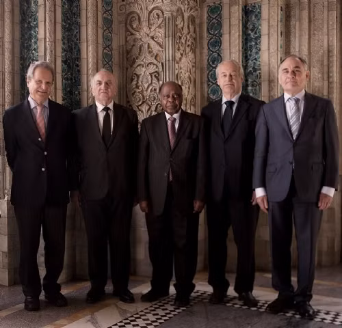 Hội đồng Trọng tài của PCA trực tiếp thụ lý vụ kiện của Philippines, từ trái qua phải là các Thẩm phán: Jean-Pierre Cot, Stanislaw Pawlak, Thomas A. Mensah (Chủ tịch Hội đồng), Rüdiger Wolfrum, Alfred H. A. Soons. Ảnh: PCA.