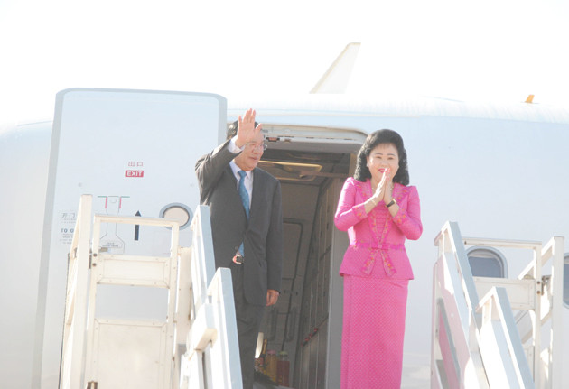 Vợ chồng Thủ tướng Campuchia Hun Sen lên máy bay sang thăm Trung Quốc từ hôm Chủ Nhật, ảnh: akp.gov.kh Vợ chồng Thủ tướng Campuchia Hun Sen lên máy bay sang thăm Trung Quốc từ hôm Chủ Nhật, ảnh: akp.gov.kh