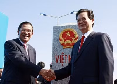 Thủ tướng Campuchia Hun Sen và Thủ tướng Nguyễn Tấn Dũng tại lễ khánh thành cột mốc 314.