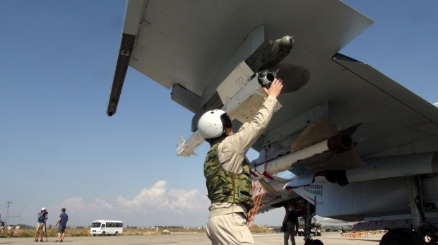 Phi công Nga đang kiểm tra tên lửa trước khi xuất kích tại Syria, ảnh: AP. Phi công Nga đang kiểm tra tên lửa trước khi xuất kích tại Syria, ảnh: AP.