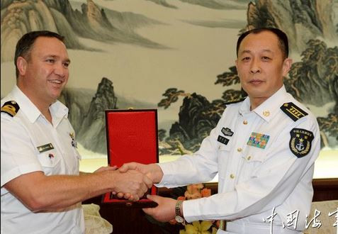 Lý Ngọc Kiệt (phải) khi còn đeo lon Đại tá Hải quân Trung Quốc. Ảnh: 81.cn. Lý Ngọc Kiệt (phải) khi còn đeo lon Đại tá Hải quân Trung Quốc. Ảnh: 81.cn.