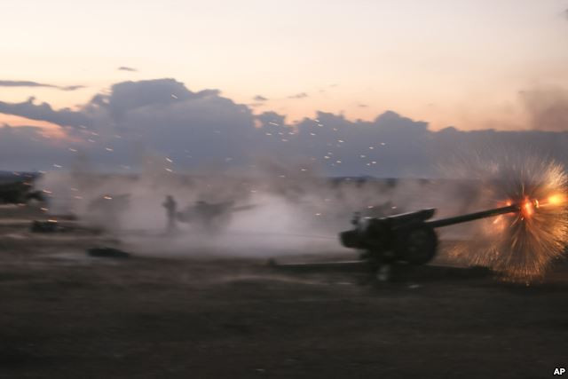Quân đội Syria nã phao hạng nặng vào phe đối lập hôm 7/10, ảnh: AP. Quân đội Syria nã phao hạng nặng vào phe đối lập hôm 7/10, ảnh: AP.