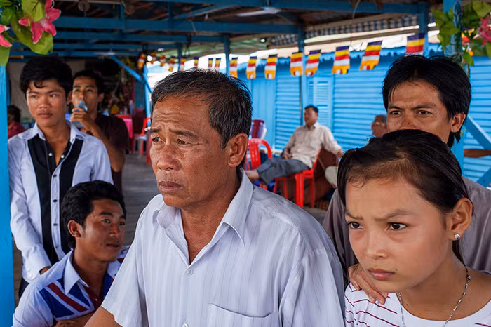 Ông Heang và con cháu vừa phải rời khỏi làng nổi đến nơi ở tạm mới chưa biết những ngày sắp tới sẽ làm gì để sinh sống. Ảnh: The Cambodia Daily. Ông Heang và con cháu vừa phải rời khỏi làng nổi đến nơi ở tạm mới chưa biết những ngày sắp tới sẽ làm gì để sinh sống. Ảnh: The Cambodia Daily.