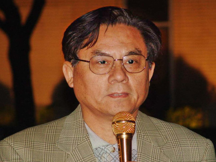 Nhà bình luận thời sự Ngũ Phàm của Đài tiếng nói Hy Vọng của một cộng đồng người Hoa ở hải ngoại. Nhà bình luận thời sự Ngũ Phàm của Đài tiếng nói Hy Vọng của một cộng đồng người Hoa ở hải ngoại.