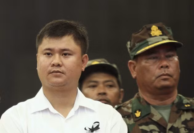 Hun Manith (áo trắng), Thiếu tướng, tân Tổng cục trưởng Tổng cục Tình báo quân sự Bộ Quốc phòng Campuchia ở tuổi 34. Hun Manith (áo trắng), Thiếu tướng, tân Tổng cục trưởng Tổng cục Tình báo quân sự Bộ Quốc phòng Campuchia ở tuổi 34.