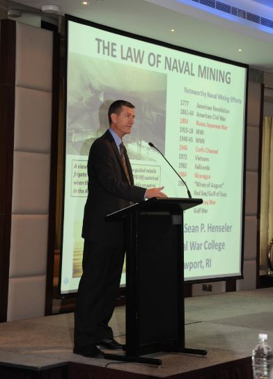Giáo sư Sean P. Henseler, Học viện Chiến tranh Hải quân Hoa Kỳ trong một cuộc hội thảo. Ảnh: cusnc.navy.mil Giáo sư Sean P. Henseler, Học viện Chiến tranh Hải quân Hoa Kỳ trong một cuộc hội thảo. Ảnh: cusnc.navy.mil