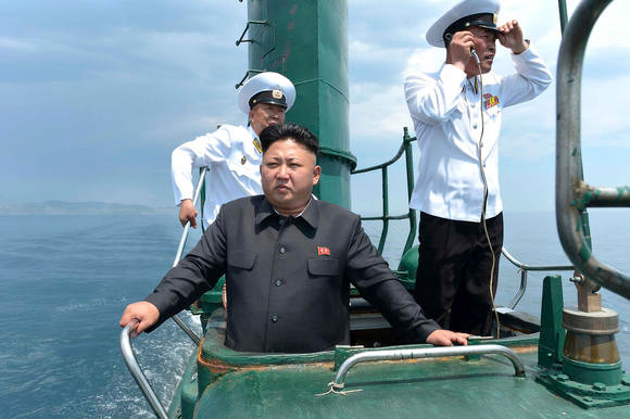 Chủ tịch CHDCND Triều Tiên Kim Jong-un thị sát tàu ngầm, ảnh: KCNA/Reuters. Chủ tịch CHDCND Triều Tiên Kim Jong-un thị sát tàu ngầm, ảnh: KCNA/Reuters.