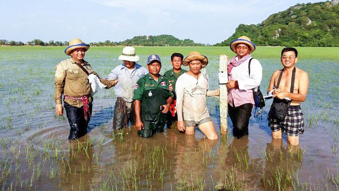 Nhóm nghiên cứu Viện Hàn lâm hoàng gia Campuchia kiểm tra thực địa biên giới với Việt Nam và công bố kết quả ban đầu hôm 29/9 trên Khmer Times rằng các cột mốc được cắm hoàn toàn chính xác theo mô tả trên bản đồ. Nhóm nghiên cứu Viện Hàn lâm hoàng gia Campuchia kiểm tra thực địa biên giới với Việt Nam và công bố kết quả ban đầu hôm 29/9 trên Khmer Times rằng các cột mốc được cắm hoàn toàn chính xác theo mô tả trên bản đồ.