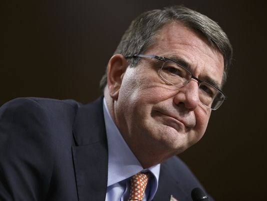 Bộ trưởng Quốc phòng Mỹ Ash Carter là người thúc đẩy mạnh mẽ quyết định tuần tra bên trong 12 hải lý đảo nhân tạo Trung Quốc xây dựng bất hợp pháp ở Trường Sa cuối cùng cũng phải im lặng về vụ việc theo chỉ đạo của Nhà Trắng, ảnh: Military Times.