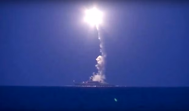 Tên lửa Nga bắn từ chiến hạm trên biển Caspian, ảnh: Inquirer.