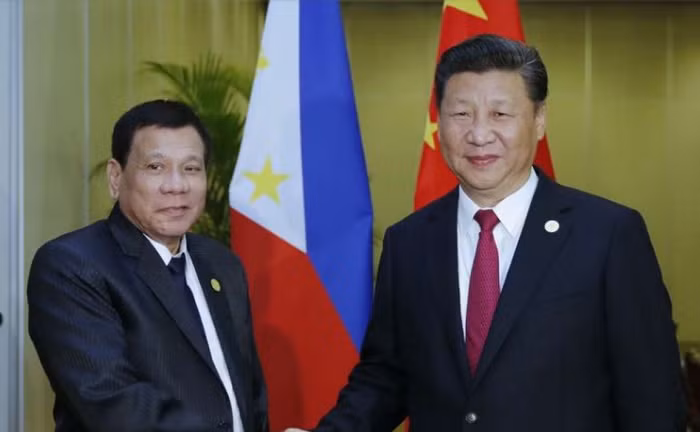 Tổng thống Philippines Rodrigo Duterte và Chủ tịch Trung Quốc Tập Cận Bình bên lề hội nghị thượng đỉnh APEC, Peru. Ảnh: SCMP.