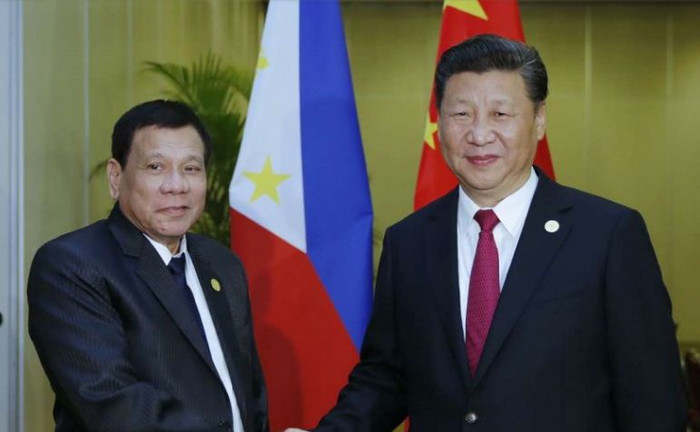 Tổng thống Philippines Rodrigo Duterte và Chủ tịch Trung Quốc Tập Cận Bình bên lề hội nghị thượng đỉnh APEC, Peru. Ảnh: SCMP. Tổng thống Philippines Rodrigo Duterte và Chủ tịch Trung Quốc Tập Cận Bình bên lề hội nghị thượng đỉnh APEC, Peru. Ảnh: SCMP.