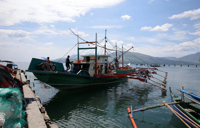 Một tàu cá Philippines trở về từ Scarborough hôm thứ Ba, theo Reuters. Hãng thông tấn Anh ghi nhận từ ngư dân các tàu cá này rằng, họ vẫn chỉ được đánh bắt bên ngoài Scarborough mà không bị hành hung, còn tàu hải cảnh Trung Quốc vẫn án ngữ cửa vào đàm phá bãi cạn, không cho họ vào bên trong. Ảnh: Reuters. Một tàu cá Philippines trở về từ Scarborough hôm thứ Ba, theo Reuters. Hãng thông tấn Anh ghi nhận từ ngư dân các tàu cá này rằng, họ vẫn chỉ được đánh bắt bên ngoài Scarborough mà không bị hành hung, còn tàu hải cảnh Trung Quốc vẫn án ngữ cửa vào đàm phá bãi cạn, không cho họ vào bên trong. Ảnh: Reuters.
