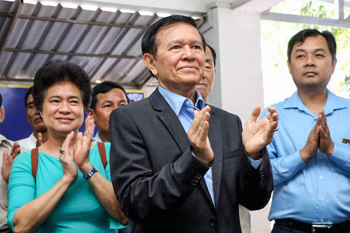 Ông Kem Sokha và nhóm người ủng hộ, ảnh: The Cambodia Daily. Ông Kem Sokha và nhóm người ủng hộ, ảnh: The Cambodia Daily.