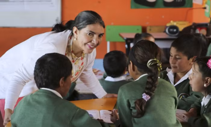 Cô và trò một lớp học theo mô hình EN tại Colombia, ảnh: npr.org.