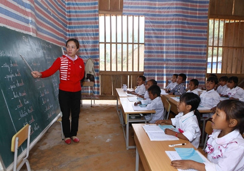 Giờ học môn tiếng Việt lớp 1 theo công nghệ giáo dục của học sinh lớp 1, trường tiểu học Tá Bạ, xã Tá Bạ, huyện Mường Tè (Lai Châu). Nguồn: dantocmiennui.vn / Thông tấn xã Việt Nam. Giờ học môn tiếng Việt lớp 1 theo công nghệ giáo dục của học sinh lớp 1, trường tiểu học Tá Bạ, xã Tá Bạ, huyện Mường Tè (Lai Châu). Nguồn: dantocmiennui.vn / Thông tấn xã Việt Nam.