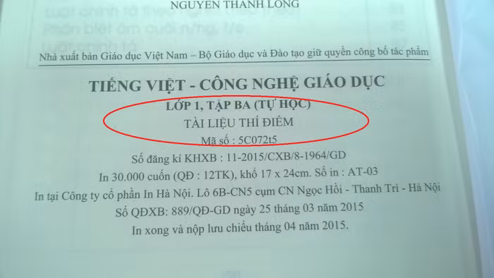 Cuốn Tiếng Việt - Công nghệ giáo dục, lớp 1, tập ba do Nhà xuất bản Giáo dục Việt Nam phát hành ngày 25/3/2015 vẫn ghi rõ là "Tài liệu thí điểm". Ảnh: giaoduc.net.vn. Cuốn Tiếng Việt - Công nghệ giáo dục, lớp 1, tập ba do Nhà xuất bản Giáo dục Việt Nam phát hành ngày 25/3/2015 vẫn ghi rõ là "Tài liệu thí điểm". Ảnh: giaoduc.net.vn.