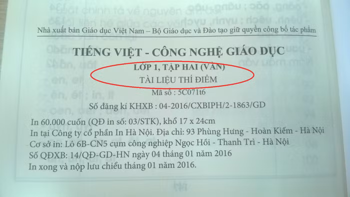 Cuốn Tiếng Việt - Công nghệ giáo dục, lớp 1, tập hai do Nhà xuất bản Giáo dục Việt Nam phát hành ngày 4/1/2016 vẫn ghi rõ là "Tài liệu thí điểm". Ảnh: giaoduc.net.vn. Cuốn Tiếng Việt - Công nghệ giáo dục, lớp 1, tập hai do Nhà xuất bản Giáo dục Việt Nam phát hành ngày 4/1/2016 vẫn ghi rõ là "Tài liệu thí điểm". Ảnh: giaoduc.net.vn.