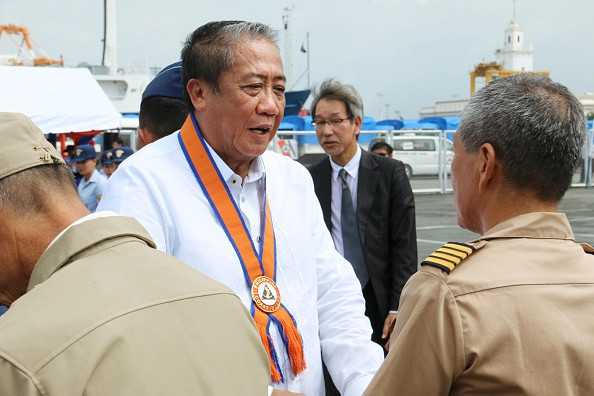 Bộ trưởng Giao thông Vận tải Philippines ông Arthur Tugade đang nói chuyện với một thủy thủ cảnh sát biển Nhật Bản, ảnh Getty Images. Bộ trưởng Giao thông Vận tải Philippines ông Arthur Tugade đang nói chuyện với một thủy thủ cảnh sát biển Nhật Bản, ảnh Getty Images.