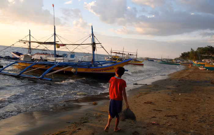 Một tàu cá Philippines vừa trở về từ Scarborough, ảnh: The New York Times.