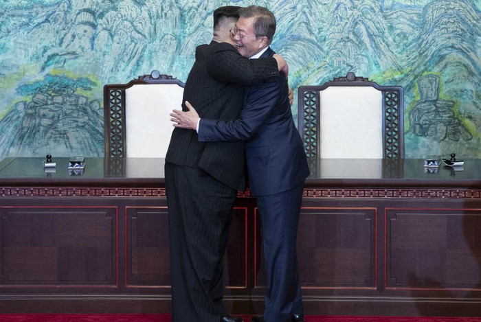 Khoảnh khắc Tổng thống Moon Jae-in ôm lấy ông Kim Jong-un có lẽ là do cảm xúc nhiều hơn là "kịch bản", lãnh đạo Triều Tiên cũng đã ngầm cam kết không để Tổng thống Hàn Quốc phải dậy sớm bất thình lình vì những vụ phóng tên lửa. Ảnh: dwnews.com. Khoảnh khắc Tổng thống Moon Jae-in ôm lấy ông Kim Jong-un có lẽ là do cảm xúc nhiều hơn là "kịch bản", lãnh đạo Triều Tiên cũng đã ngầm cam kết không để Tổng thống Hàn Quốc phải dậy sớm bất thình lình vì những vụ phóng tên lửa. Ảnh: dwnews.com.