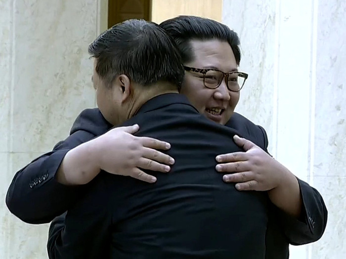 Chủ tịch Cộng hòa Dân chủ nhân dân Triều Tiên Kim Jong-un tiếp thân mật Trưởng ban Liên lạc đối ngoại Đảng Cộng sản Trung Quốc Tống Đào, ảnh: Đa Chiều. Chủ tịch Cộng hòa Dân chủ nhân dân Triều Tiên Kim Jong-un tiếp thân mật Trưởng ban Liên lạc đối ngoại Đảng Cộng sản Trung Quốc Tống Đào, ảnh: Đa Chiều.