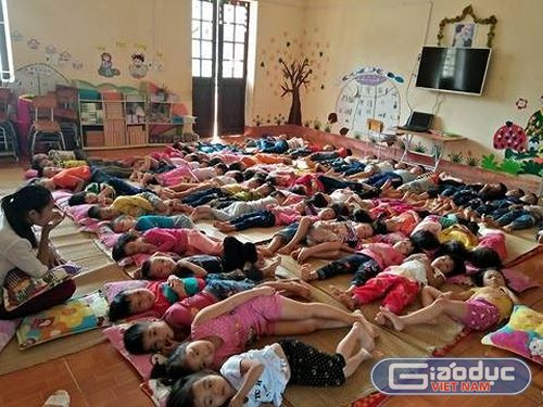 Một lớp học bán trú tại Trường Mầm non Yên Lâm có khoảng 50 học sinh bán trú và 2 giáo viên. Ảnh: Xuân Quang. Một lớp học bán trú tại Trường Mầm non Yên Lâm có khoảng 50 học sinh bán trú và 2 giáo viên. Ảnh: Xuân Quang.