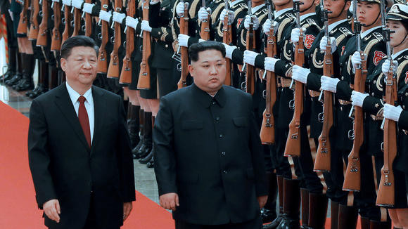 Chủ tịch Trung Quốc Tập Cận Bình đón tiếp nhà lãnh đạo Triều Tiên Kim Jong-un, ảnh: KCNA / Reuters / Nikkei Asia Review.