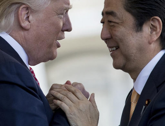 Tổng thống Hoa Kỳ Donald Trump và Thủ tướng Nhật Bản Shinzo Abe, ảnh: AP. Tổng thống Hoa Kỳ Donald Trump và Thủ tướng Nhật Bản Shinzo Abe, ảnh: AP.