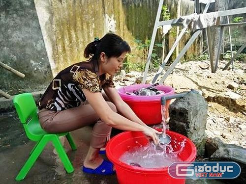 Do thiếu giáo viên, cô Trịnh Thị Hiền - Phó Hiệu trưởng nhà trường đang tranh thủ rửa nốt đống chén bát sau giờ ăn bán trú. Ảnh: Xuân Quang. Do thiếu giáo viên, cô Trịnh Thị Hiền - Phó Hiệu trưởng nhà trường đang tranh thủ rửa nốt đống chén bát sau giờ ăn bán trú. Ảnh: Xuân Quang.