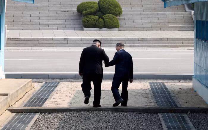 Lãnh đạo hai miền Triều Tiên bắt đầu cuộc "vượt biên lịch sử". Ảnh: The Telegraph.co.uk / Reuters.