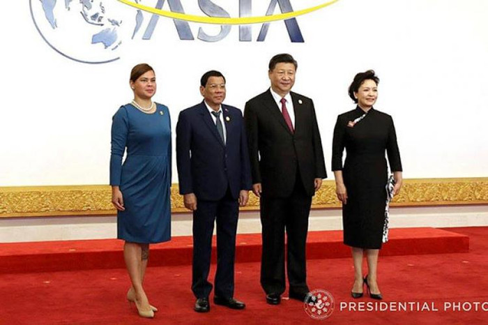 Vợ chồng Chủ tịch Trung Quốc Tập Cận Bình đón vợ chồng Tổng thống Philippines Rodrigo Duterte đến Hải Nam dự Diễn đàn Bác Ngao. Ảnh: Sun Star. Vợ chồng Chủ tịch Trung Quốc Tập Cận Bình đón vợ chồng Tổng thống Philippines Rodrigo Duterte đến Hải Nam dự Diễn đàn Bác Ngao. Ảnh: Sun Star.