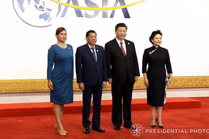 Vợ chồng Chủ tịch Trung Quốc Tập Cận Bình đón vợ chồng Tổng thống Philippines Rodrigo Duterte đến Hải Nam dự Diễn đàn Bác Ngao. Ảnh: Sun Star.