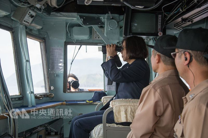 Tiến sĩ Thái Anh Văn quan sát cuộc tập trận từ chiến hạm sáng nay 13/8, ảnh: cna.com.tw. Tiến sĩ Thái Anh Văn quan sát cuộc tập trận từ chiến hạm sáng nay 13/8, ảnh: cna.com.tw.