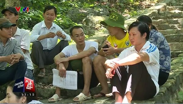 Giáo viên hợp đồng bị mất việc hàng loạt, ảnh chụp màn hình phóng sự của Chuyển động 24h, VTV. Giáo viên hợp đồng bị mất việc hàng loạt, ảnh chụp màn hình phóng sự của Chuyển động 24h, VTV.