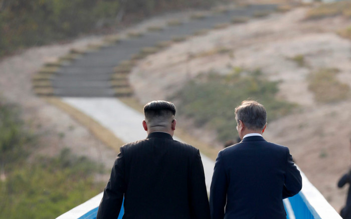 Lãnh đạo hai miền Triều Tiên đang nhìn về một hướng, ảnh minh họa: Getty Images / Telegraph. Lãnh đạo hai miền Triều Tiên đang nhìn về một hướng, ảnh minh họa: Getty Images / Telegraph.