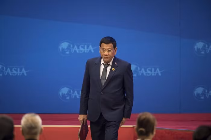 Tổng thống Philippines Rodrigo Duterte lên phát biểu tại Diễn đàn Bác Ngao theo lời mời của Chủ tịch Trung Quốc Tập Cận Bình, ảnh: Bloomberg.