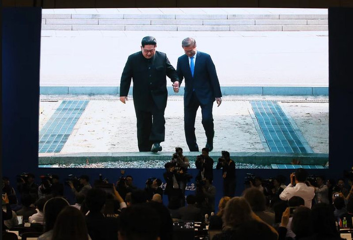 Hình ảnh "vượt biên" mang tính biểu tượng rất có khả năng được sắp xếp từ trước để tạo bầu không khí thân thiện. Ảnh: SCMP. Hình ảnh "vượt biên" mang tính biểu tượng rất có khả năng được sắp xếp từ trước để tạo bầu không khí thân thiện. Ảnh: SCMP.