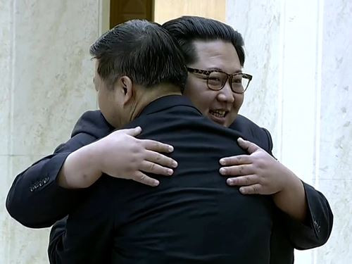 Chủ tịch Triều Tiên Kim Jong-un tiếp đặc sứ Trung Quốc Tống Đào đến thăm lần thứ 2 bằng "cái ôm đồng chí", ảnh: Đa Chiều. Chủ tịch Triều Tiên Kim Jong-un tiếp đặc sứ Trung Quốc Tống Đào đến thăm lần thứ 2 bằng "cái ôm đồng chí", ảnh: Đa Chiều.