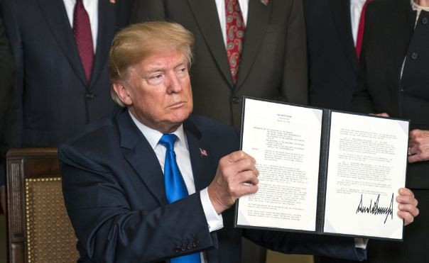 Tổng thống Hoa Kỳ Donald Trump đưa ra một bản ghi nhớ mà Nhà Trắng gọi là "sự xâm lược kinh tế của Trung Quốc", ảnh: EPA / SCMP. Tổng thống Hoa Kỳ Donald Trump đưa ra một bản ghi nhớ mà Nhà Trắng gọi là "sự xâm lược kinh tế của Trung Quốc", ảnh: EPA / SCMP.
