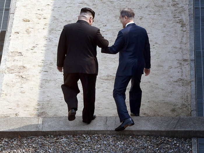 Khoảnh khắc nhà lãnh đạo Kim Jong-un đưa Tổng thống Hàn Quốc "thăm Triều Tiên, lên miền Bắc", ảnh: dwnews.com. Khoảnh khắc nhà lãnh đạo Kim Jong-un đưa Tổng thống Hàn Quốc "thăm Triều Tiên, lên miền Bắc", ảnh: dwnews.com.