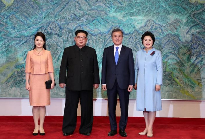 Vợ chồng Tổng thống Moon Jae-in chụp ảnh lưu niệm cùng vợ chồng nhà lãnh đạo Kim Jong-un tại Nhà Hòa Bình, Vĩ tuyến 38. Ảnh: Tân Hoa Xã. Vợ chồng Tổng thống Moon Jae-in chụp ảnh lưu niệm cùng vợ chồng nhà lãnh đạo Kim Jong-un tại Nhà Hòa Bình, Vĩ tuyến 38. Ảnh: Tân Hoa Xã.